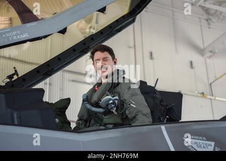 USA Air Force Capt. Matthew James, F-35A Lightning II Instructor Pilot für das 60. Kampfgeschwader, 33. Kampfflügel, Luftwaffenstützpunkt Eglin, absolviert einen Flug auf der Burlington Air National Guard Base, Vermont, 25. Juli 2022. Der 33. FW nutzt den Luftraum von Vermont, um den effektiven Flugbetrieb bei gefährlichem Sommerwetter in Florida fortzusetzen. Stockfoto