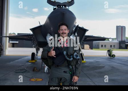 USA Air Force Capt. Matthew James, F-35A Lightning II Instructor Pilot für das 60. Kampfgeschwader, 33. Kampfflügel, Luftwaffenstützpunkt Eglin, absolviert einen Flug auf der Burlington Air National Guard Base, Vermont, 25. Juli 2022. Der 33. FW nutzt den Luftraum von Vermont, um den effektiven Flugbetrieb bei gefährlichem Sommerwetter in Florida fortzusetzen. Stockfoto