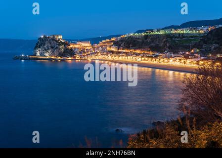 Panoramablick auf Scilla bei Einbruch der Dunkelheit, Kalabrien Stockfoto