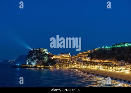 Panoramablick auf Scilla bei Einbruch der Dunkelheit, Kalabrien Stockfoto