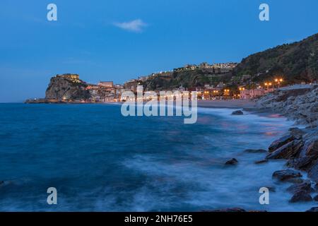 Panoramablick auf Scilla bei Einbruch der Dunkelheit, Kalabrien Stockfoto