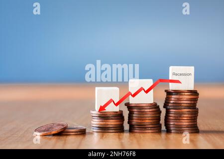 Inflation. Die Rezession der Wirtschaft und des Euro. Das Konzept des wirtschaftlichen Zusammenbruchs und des Zusammenbruchs der Börse in der Eurozone. Stapel Stockfoto