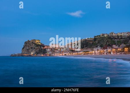 Panoramablick auf Scilla bei Einbruch der Dunkelheit, Kalabrien Stockfoto