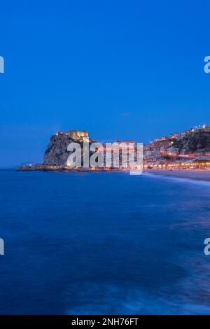 Panoramablick auf Scilla bei Einbruch der Dunkelheit, Kalabrien Stockfoto