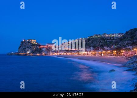 Panoramablick auf Scilla bei Einbruch der Dunkelheit, Kalabrien Stockfoto