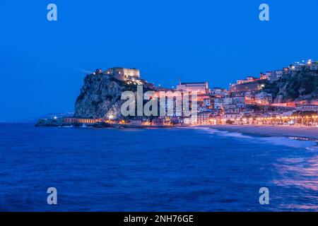 Panoramablick auf Scilla bei Einbruch der Dunkelheit, Kalabrien Stockfoto