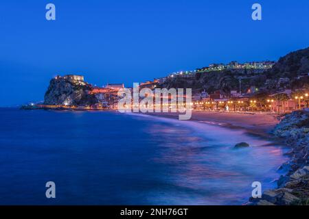 Panoramablick auf Scilla bei Einbruch der Dunkelheit, Kalabrien Stockfoto