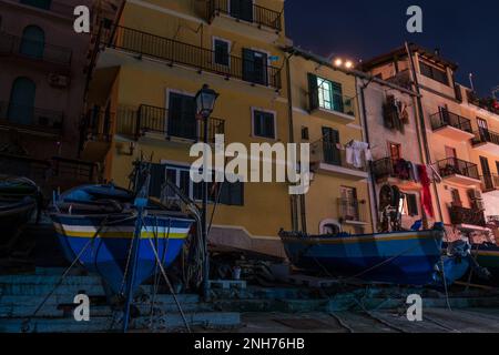 Das malerische Fischerdorf Chianalea bei Nacht, Kalabrien Stockfoto