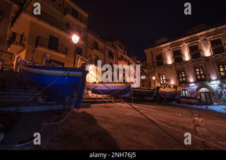 Das malerische Fischerdorf Chianalea bei Nacht, Kalabrien Stockfoto