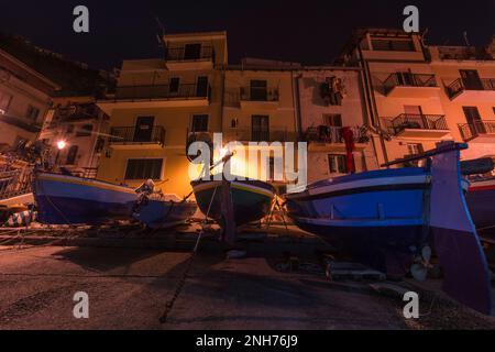 Das malerische Fischerdorf Chianalea bei Nacht, Kalabrien Stockfoto