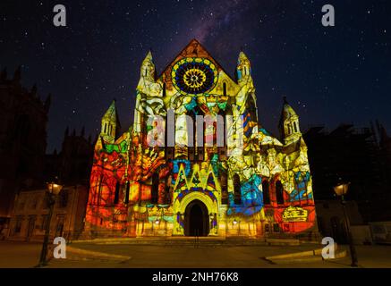 Immersive Projektion von „Colour and Light“ durch Doubletake-Projektionen mit Projektion auf die Fassade des Südquerschnittes, York Minster, Vereinigtes Königreich. Stockfoto