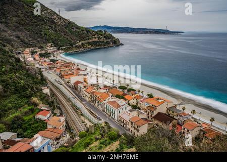 Panoramablick auf Marina Grande und Scilla Beach, Kalabrien Stockfoto