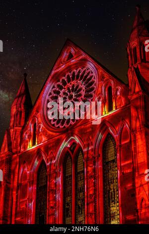 Immersive Projektion von „Colour and Light“ durch Doubletake-Projektionen mit Projektion auf die Fassade des Südquerschnittes, York Minster, Vereinigtes Königreich. Stockfoto