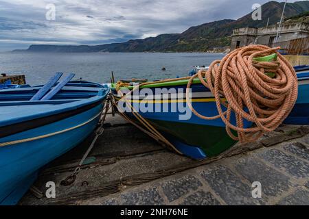 Fischerboote im Küstenort Chianalea, Kalabrien Stockfoto