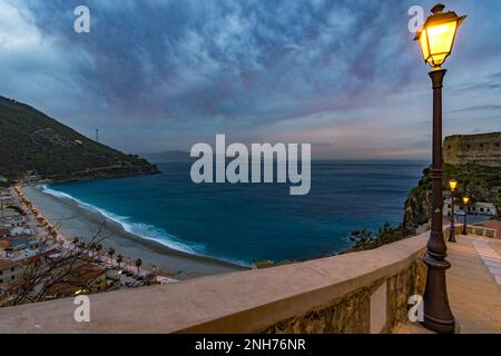 Panoramablick auf den Strand von Scilla in der Abenddämmerung, Kalabrien Stockfoto