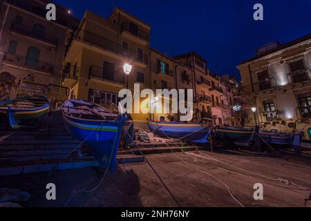 Das malerische Fischerdorf Chianalea bei Nacht, Kalabrien Stockfoto