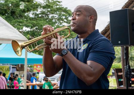 KOROR, Palau (20. Juli 2022) – der Musiker Michael Bookman der 2. Klasse aus Dallas, Texas, spielt die Trompete während eines Konzerts im Erngul Park während der Pacific Partnership 2022. Die Pazifikpartnerschaft ist die größte multinationale Mission zur Vorbereitung auf humanitäre Hilfe und Katastrophenhilfe, die jährlich im Indo-Pazifik durchgeführt wird. Sie ist seit 17. Jahren Teil der Partnerschaft. Stockfoto