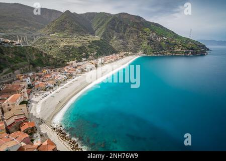 Panoramablick auf Marina Grande und Scilla Beach, Kalabrien Stockfoto