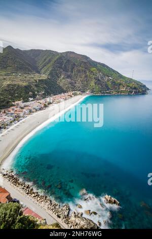 Panoramablick auf Marina Grande und Scilla Beach, Kalabrien Stockfoto