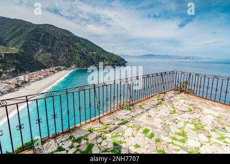 Panoramablick auf Marina Grande und Scilla Beach, Kalabrien Stockfoto