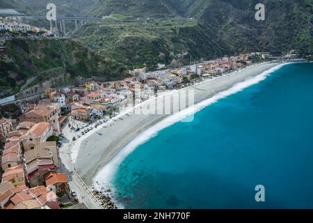 Panoramablick auf Marina Grande und Scilla Beach, Kalabrien Stockfoto