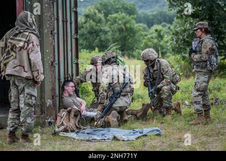 Soldaten in Fort McCoy nehmen an einem Trainingsszenario am 20. Juli 2022 für die Warrior-Übung der 78. Training Division 78-22-02 in einem Trainingsbereich in Fort McCoy, Wisconsin, Teil. Bei der Übung wurden laut Armeereservat Soldaten auf Kampfsportniveau 10 durch verschiedene Trainingswege und Lageübungen und vieles mehr ausgebildet und evaluiert. Die Übung fand im Juli 2022 in Fort McCoy statt. (Foto: Amanda Clark, Fort McCoy Multimedia-Visual Information Office) Stockfoto