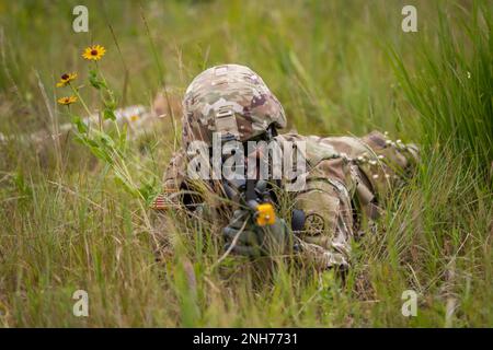 Ein Soldat in Fort McCoy für die Warrior-Übung der 78. Training Division 78-22-02 nimmt an einem Trainingsszenario am 20. Juli 2022 in einem Trainingsbereich in Fort McCoy, Wisconsin, Teil. Bei der Übung wurden laut Armeereservat Soldaten auf Kampfsportniveau 10 durch verschiedene Trainingswege und Lageübungen und vieles mehr ausgebildet und evaluiert. Die Übung fand im Juli 2022 in Fort McCoy statt. (Foto: Amanda Clark, Fort McCoy Multimedia-Visual Information Office) Stockfoto