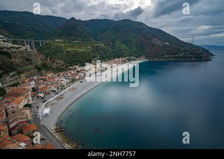 Panoramablick auf Marina Grande und Scilla Beach, Kalabrien Stockfoto