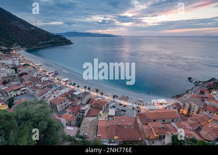 Panoramablick auf den Strand von Scilla in der Abenddämmerung, Kalabrien Stockfoto