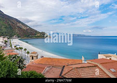 Panoramablick auf Marina Grande und Scilla Beach, Kalabrien Stockfoto