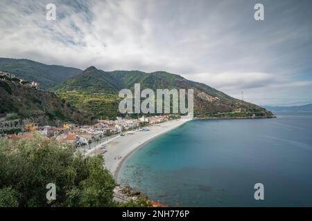 Panoramablick auf Marina Grande und Scilla Beach, Kalabrien Stockfoto