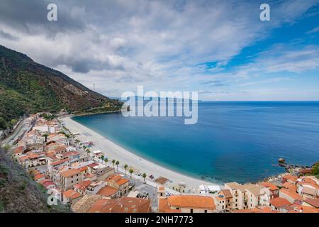 Panoramablick auf Marina Grande und Scilla Beach, Kalabrien Stockfoto