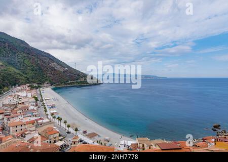 Panoramablick auf Marina Grande und Scilla Beach, Kalabrien Stockfoto