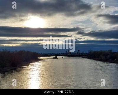 Dramatische Wolkenlandschaft über Magdeburg in Deutschland, von der Mitte der Elbe aus gesehen. Stockfoto