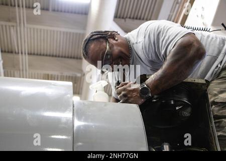 Sydney Ethridge, Mechaniker für elektronische industrielle Steuerungen, Rock Island Arsenal – Joint Manufacturing and Technology Center, Rock Island Arsenal, Illinois, klettert sicher in alle Höhen, um die Ausrüstung des Werks am Laufen zu halten, und gewährleistet die kontinuierliche Produktion hochwertiger Ausrüstung für die Krieger. Stockfoto