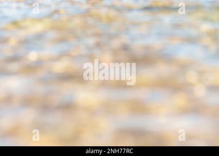 Abstrakte, glitzernde Oberfläche mit leichtem Wasser im Bokeh Stockfoto