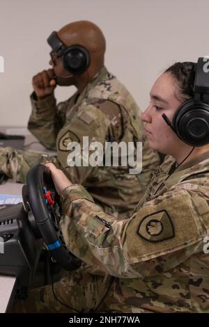 Soldaten der Armeereserve trainieren am Virtual Battlespace Simulator (VBS3) im Rahmen der WAREX 78-22-02-Übung in Fort McCoy WI. Der Zweck des VBS3 ist die Bereitstellung einer virtuellen Umgebung für die Vorbereitung der Loipen, die später in der Woche stattfinden. WAREX ist eine jährlich stattfindende Trainingsveranstaltung, bei der sowohl Kampfunterstützung als auch Kampfdienstunterstützung eingesetzt werden, um Soldaten der United States Army Reserve auszubilden. Fort McCoy WI, VBS3, WAREX, Stockfoto