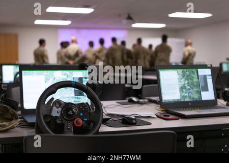 Soldaten der Armeereserve trainieren am Virtual Battlespace Simulator (VBS3) im Rahmen der WAREX 78-22-02-Übung in Fort McCoy WI. Der Zweck des VBS3 ist die Bereitstellung einer virtuellen Umgebung für die Vorbereitung der Loipen, die später in der Woche stattfinden. WAREX ist eine jährlich stattfindende Trainingsveranstaltung, bei der sowohl Kampfunterstützung als auch Kampfdienstunterstützung eingesetzt werden, um Soldaten der United States Army Reserve auszubilden. Fort McCoy WI, VBS3, WAREX, Stockfoto