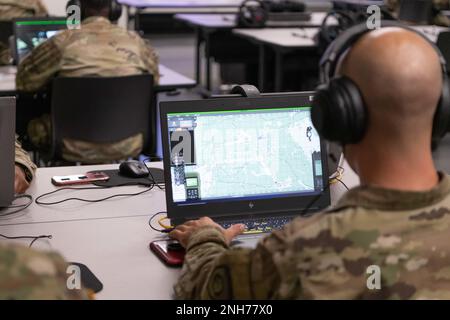 Soldaten der Armeereserve trainieren am Virtual Battlespace Simulator (VBS3) im Rahmen der WAREX 78-22-02-Übung in Fort McCoy WI. Der Zweck des VBS3 ist die Bereitstellung einer virtuellen Umgebung für die Vorbereitung der Loipen, die später in der Woche stattfinden. WAREX ist eine jährlich stattfindende Trainingsveranstaltung, bei der sowohl Kampfunterstützung als auch Kampfdienstunterstützung eingesetzt werden, um Soldaten der United States Army Reserve auszubilden. Fort McCoy WI, VBS3, WAREX, Stockfoto