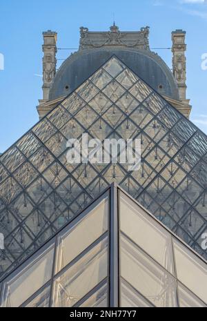 Paris, Frankreich - 02 20 2023: Der Innenhof des Louvre. Blick auf die Pyramiden und das Gebäude des Louvre im zentralen Innenhof mit Statuen und Fenstern Stockfoto