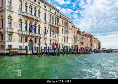 Historische Gebäude entlang des Canale Grande in Venedig. Stockfoto