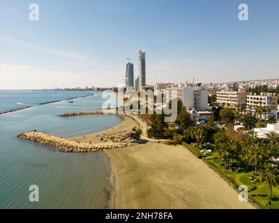 Ein allgemeiner Blick auf die Limassol Front Seaside, vom Dasoudi Beach, dem Anfang des Touristenviertels, Stockfoto