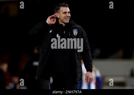 Colchester United Head Coach Matt Bloomfield feiert bei der Endpfeife – Grimsby Town gegen Colchester United, Sky Bet League Two, Blundell Park, Cleethorpes, Großbritannien – 11. Februar 2023 nur redaktionelle Verwendung – es gelten Einschränkungen für DataCo Stockfoto