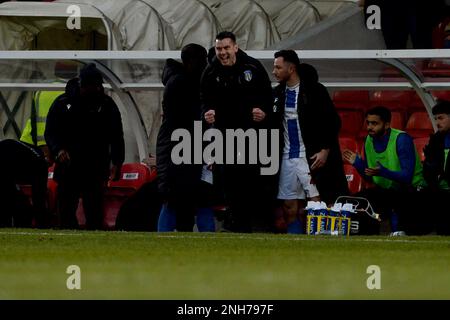 Colchester United Head Coach Matt Bloomfield feiert bei der Endpfeife – Grimsby Town gegen Colchester United, Sky Bet League Two, Blundell Park, Cleethorpes, Großbritannien – 11. Februar 2023 nur redaktionelle Verwendung – es gelten Einschränkungen für DataCo Stockfoto