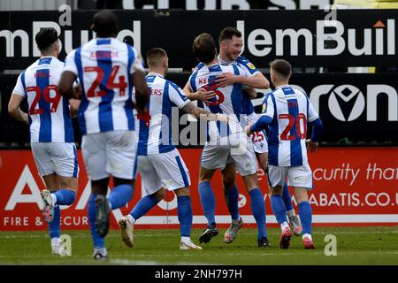 Tom Hopper von Colchester United feiert sein erstes Tor auf seiner Seite, um die Punktzahl 0-1 zu erreichen – Grimsby Town gegen Colchester United, Sky Bet League Two, Blundell Park, Cleethorpes, Großbritannien – 11. Februar 2023 nur redaktionelle Verwendung – es gelten Einschränkungen für DataCo Stockfoto