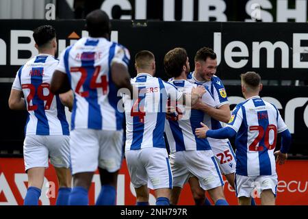 Tom Hopper von Colchester United feiert sein erstes Tor auf seiner Seite, um die Punktzahl 0-1 zu erreichen – Grimsby Town gegen Colchester United, Sky Bet League Two, Blundell Park, Cleethorpes, Großbritannien – 11. Februar 2023 nur redaktionelle Verwendung – es gelten Einschränkungen für DataCo Stockfoto