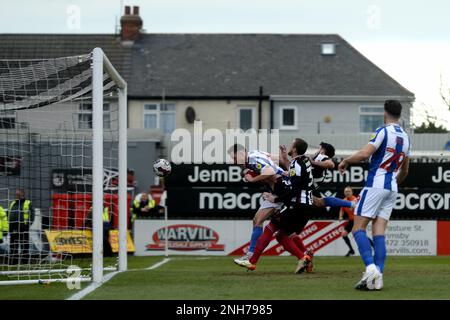 Tom Hopper von Colchester United erzielt sein erstes Tor auf seiner Seite, um die Scoreline 0-1 – Grimsby Town gegen Colchester United, Sky Bet League Two, Blundell Park, Cleethorpes, Großbritannien – 11. Februar 2023 nur redaktionelle Verwendung – es gelten Einschränkungen für DataCo Stockfoto