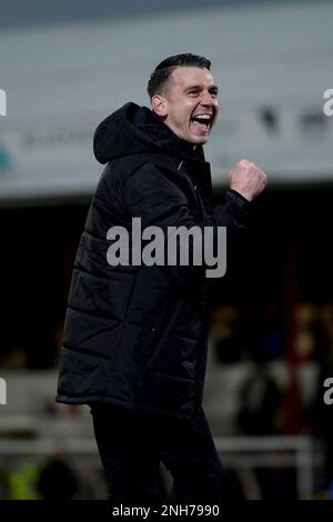 Colchester United Head Coach Matt Bloomfield feiert bei der Endpfeife – Grimsby Town gegen Colchester United, Sky Bet League Two, Blundell Park, Cleethorpes, Großbritannien – 11. Februar 2023 nur redaktionelle Verwendung – es gelten Einschränkungen für DataCo Stockfoto