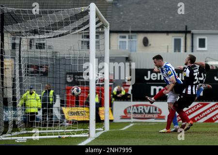 Tom Hopper von Colchester United erzielt sein erstes Tor auf seiner Seite, um die Scoreline 0-1 – Grimsby Town gegen Colchester United, Sky Bet League Two, Blundell Park, Cleethorpes, Großbritannien – 11. Februar 2023 nur redaktionelle Verwendung – es gelten Einschränkungen für DataCo Stockfoto