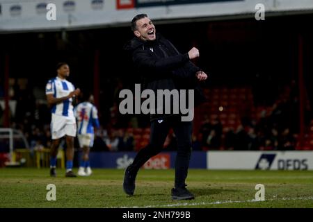 Colchester United Head Coach Matt Bloomfield feiert bei der Endpfeife – Grimsby Town gegen Colchester United, Sky Bet League Two, Blundell Park, Cleethorpes, Großbritannien – 11. Februar 2023 nur redaktionelle Verwendung – es gelten Einschränkungen für DataCo Stockfoto